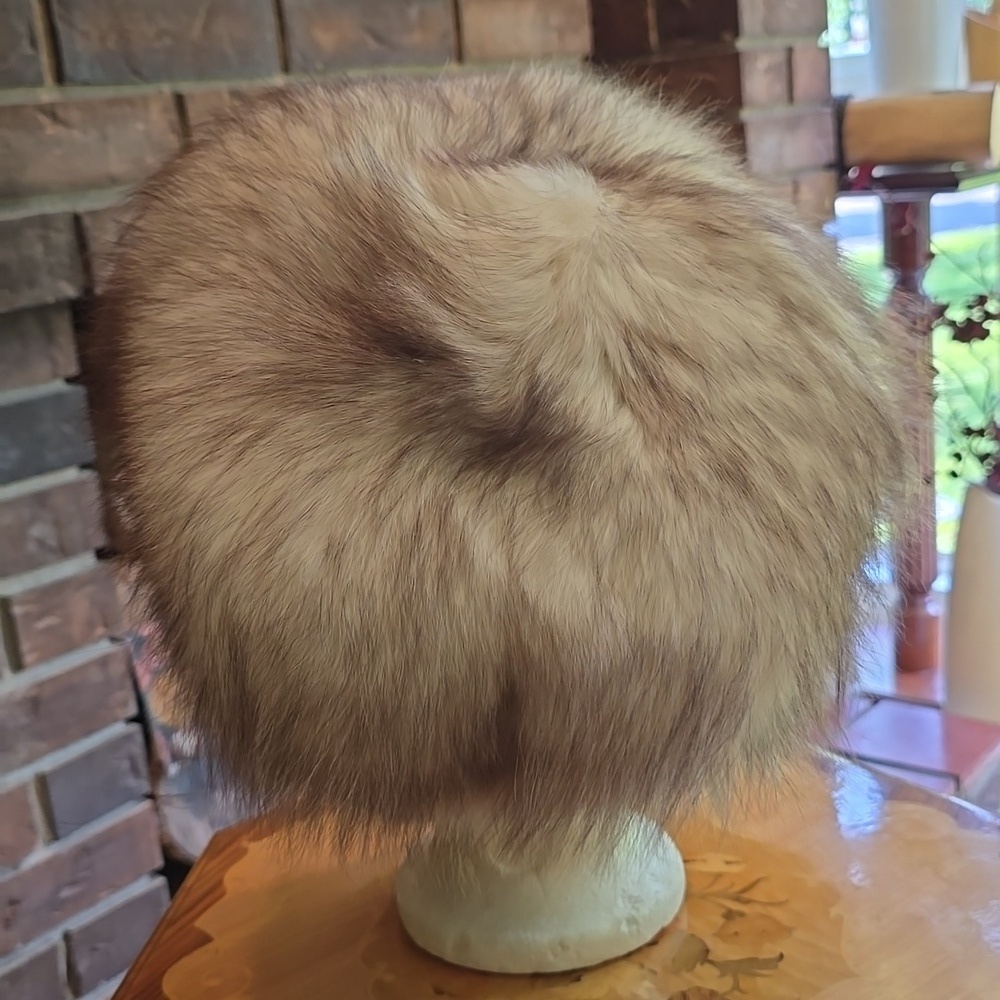 Vintage 1968 White Fox Fur Winter Hat, 21" Around Inside - Picture 4 of 7